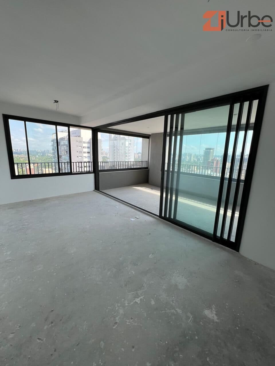 Apartamento à venda em Pinheiros com 170m², 3 suítes próximo às estações Estação Oscar Freire e Estaçao Fradique Coutinho