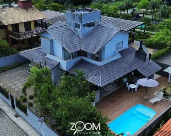 Casa Ampla com Piscina e Vista para a Lagoinha Pequena