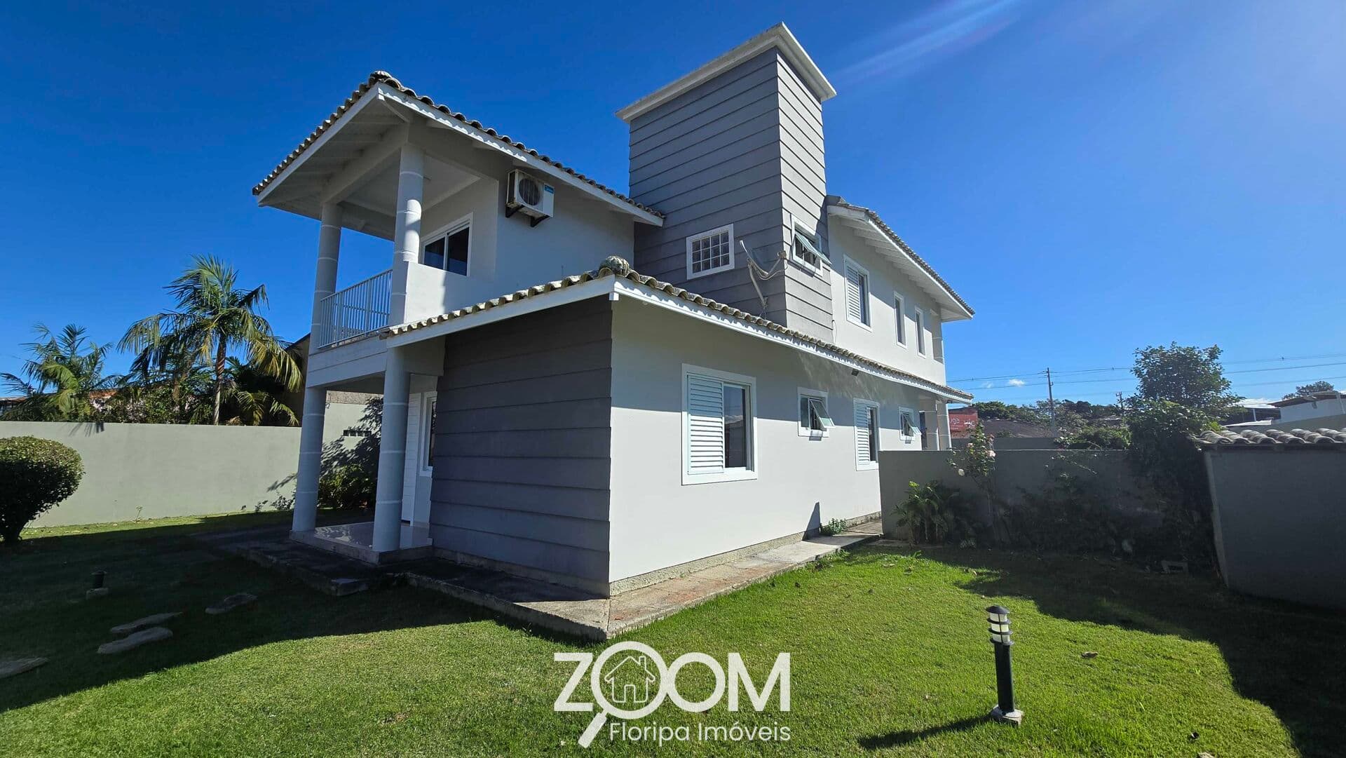 Casa ampla com 4 dormitórios, suíte master e área de lazer completa no Campeche