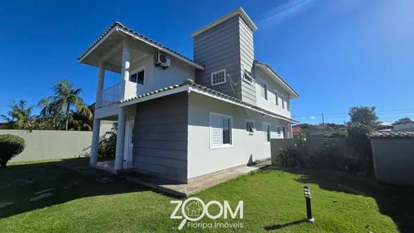 Casa ampla com 4 dormitórios, suíte master e área de lazer completa no Campeche