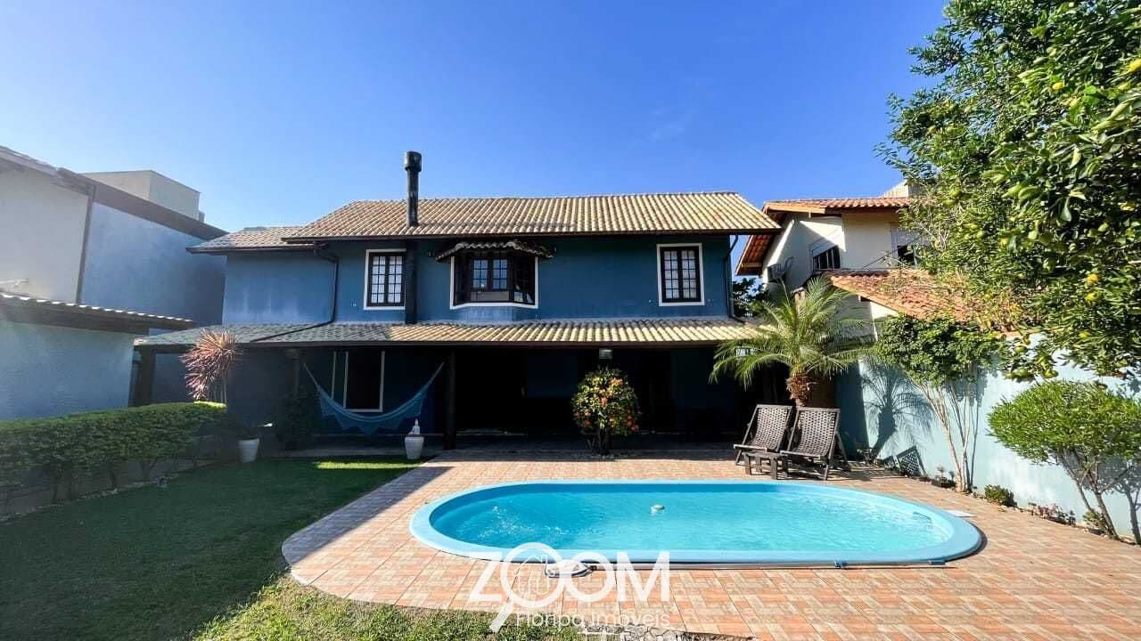 Casa com Piscina a 500m da Praia!