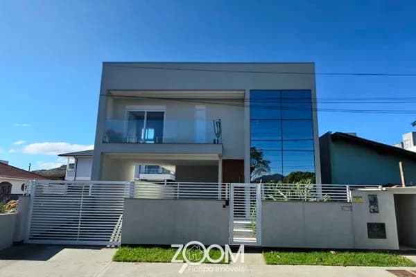 3 suítes | 345m² área total e 220 m² construídos |
