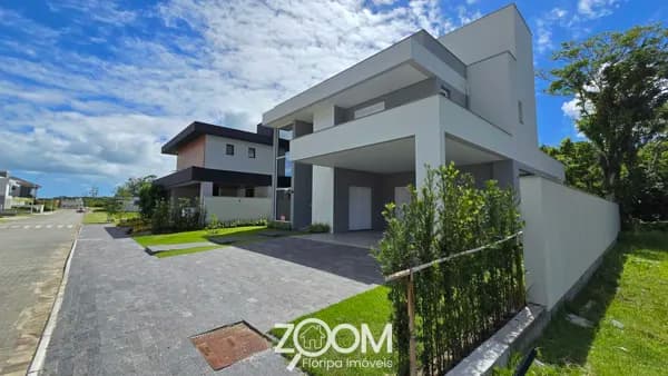 Casa nova em condomínio fechado, com 3 suítes e área gourmet integrada à natureza.
