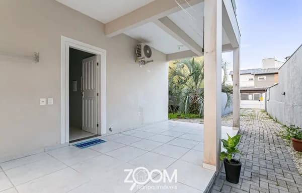 Residência ampla com 4 dormitórios, suíte, espaço gourmet e piscina no Campeche