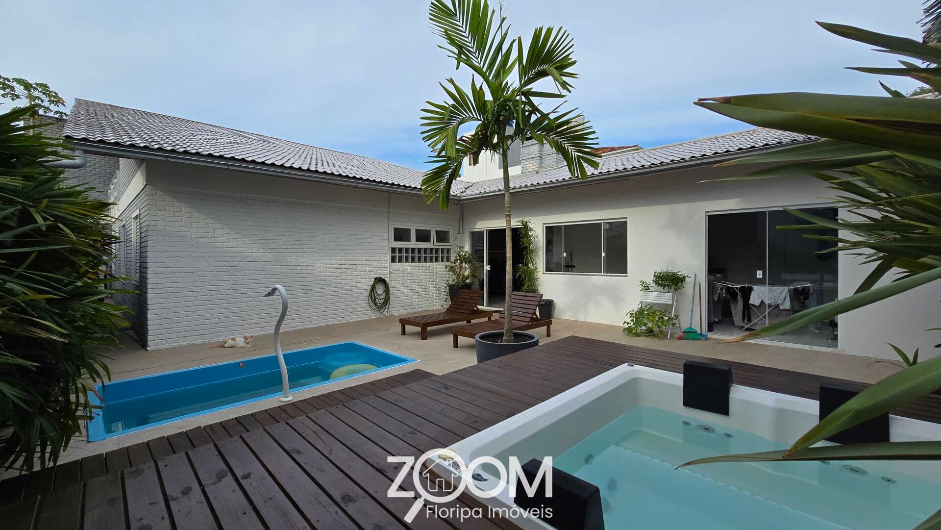 Casa com 250m² de área construída, face norte, 3 dormitórios (1 suíte com closet) , mezanino, piscina e jacuzzi.