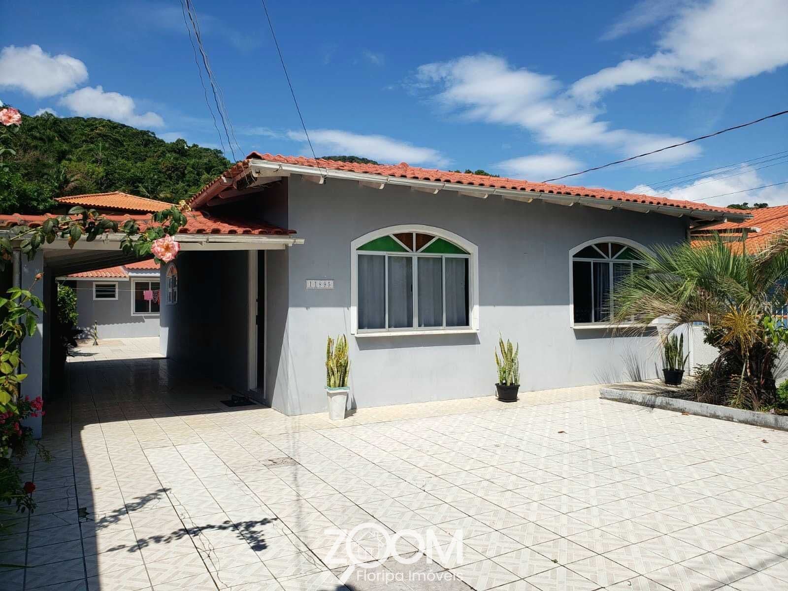 Casa exclusiva de frente para o mar, localizada no charmoso bairro Ribeirão da Ilha, em Florianópolis.