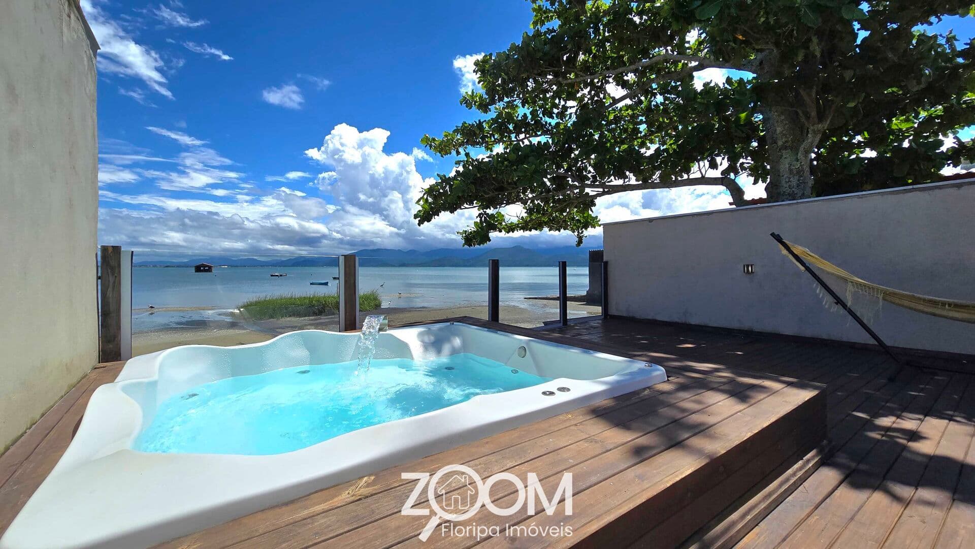 Seu Refúgio Particular: Casa Pé na Areia com Deck e Jacuzzi no Ribeirão da Ilha