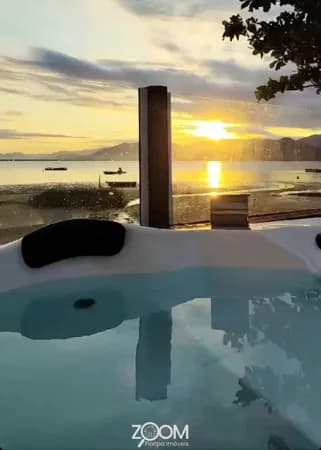 Seu Refúgio Particular: Casa Pé na Areia com Deck e Jacuzzi no Ribeirão da Ilha