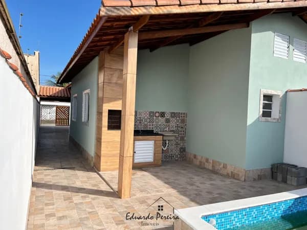 Casa com Piscina, Área Gourmet e Garagem para 3 Carros no Bairro Tupy – Itanhaém/SP