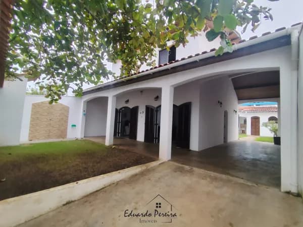 🏡 Ampla Casa com 5 Dormitórios – A Apenas 30 Metros da Praia!