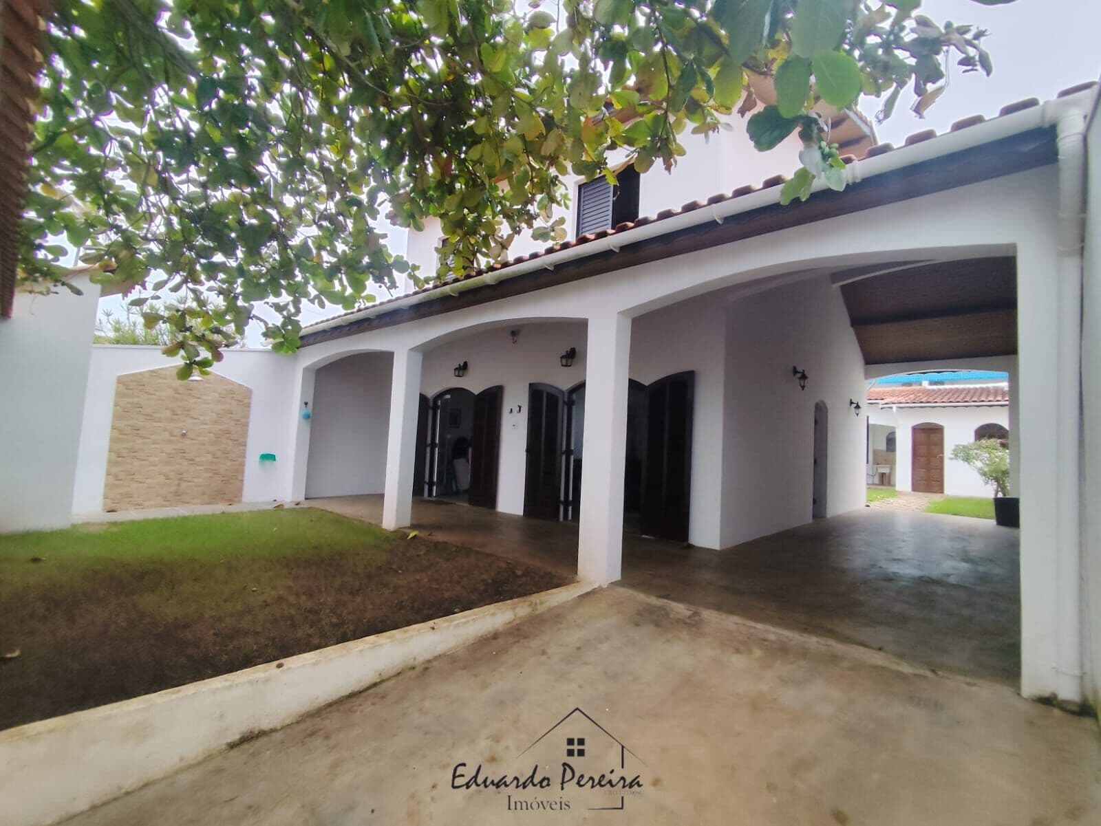 🏡 Ampla Casa com 5 Dormitórios – A Apenas 30 Metros da Praia!