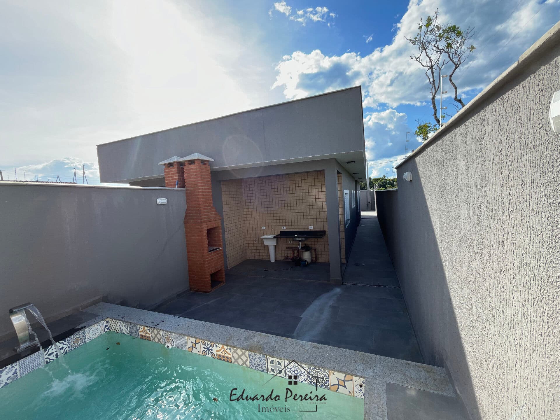 Casa á venda com àrea gourmet , Piscina no bairro Guacyra, Itanhaém/SP