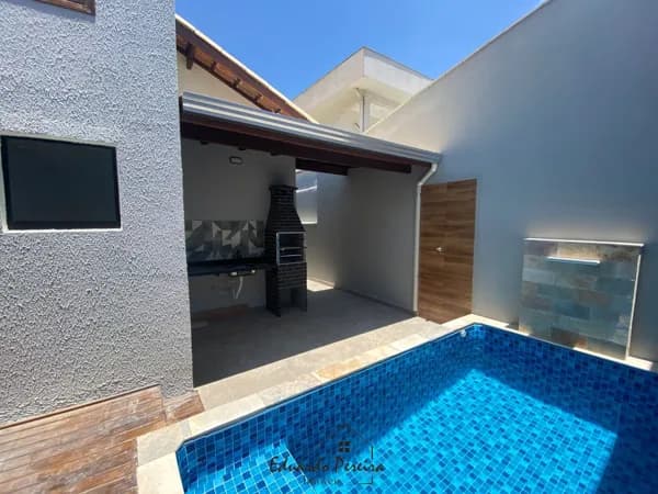 Casa á venda com churrasqueira e piscina no bairro Savoy, Itanhaém/SP