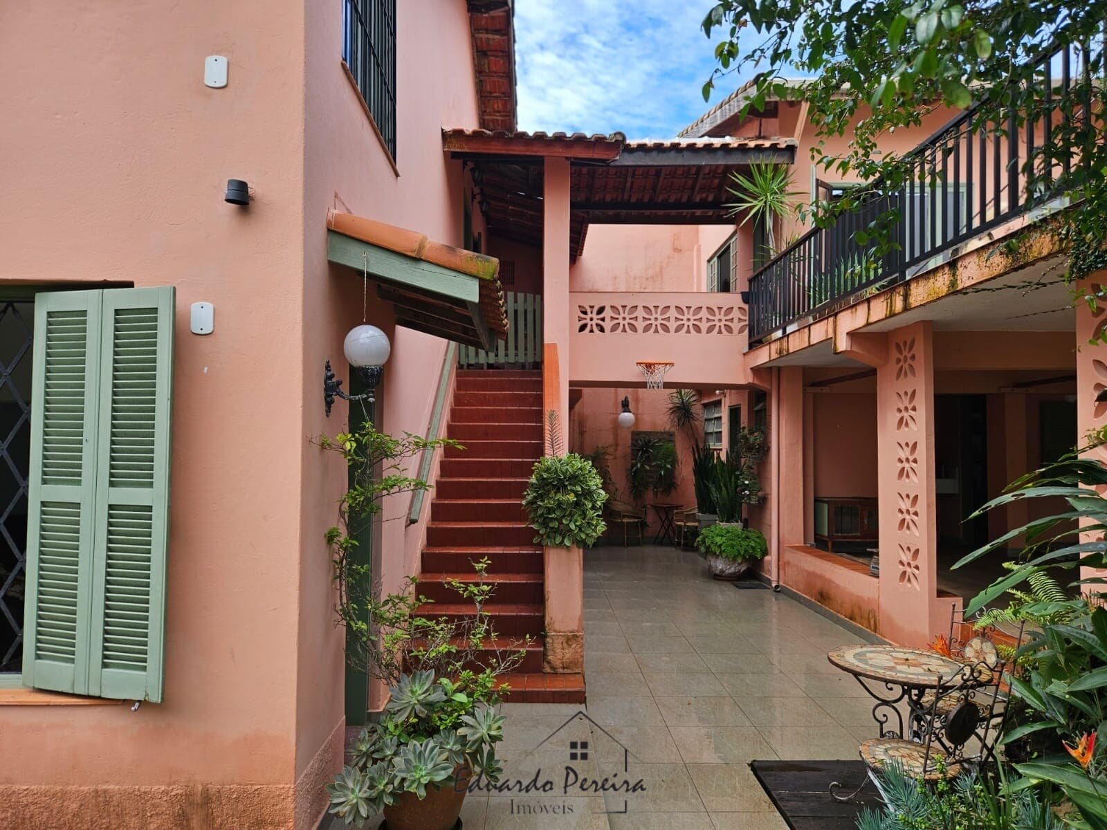 Sobrado Estilo Colonial para Venda no bairro Praia dos Sonhos, localizado na cidade de Itanhaém / SP.