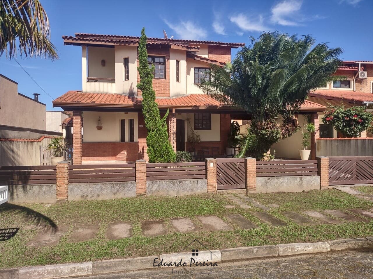 Sobrado para Venda no bairro Balneário Santista (Campos Elíseos), localizado na cidade de Itanhaém / SP.