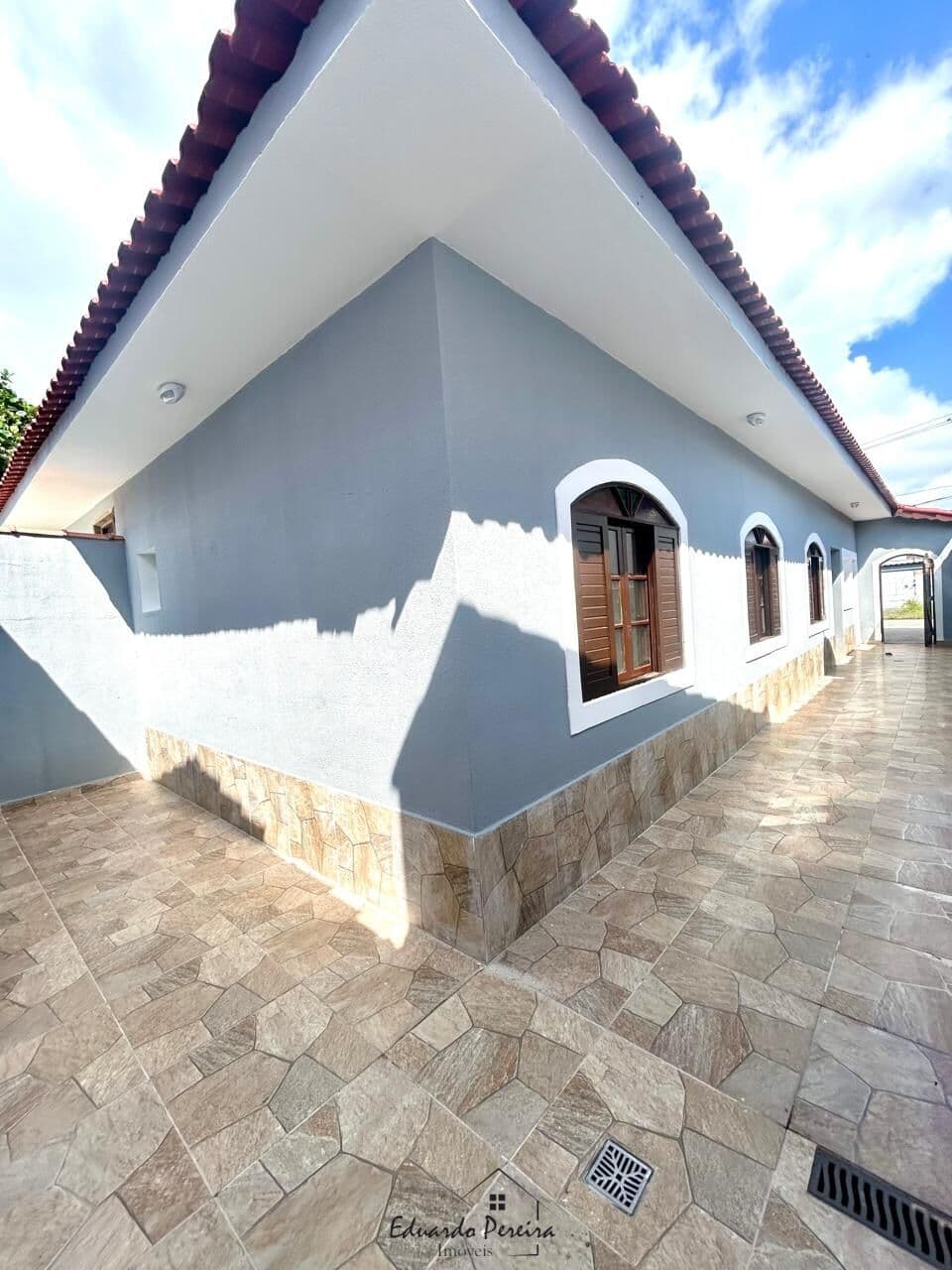 Casa á venda com piscina 50 metros da praia em Parque Balneario Comodoro, Mongaguá/SP