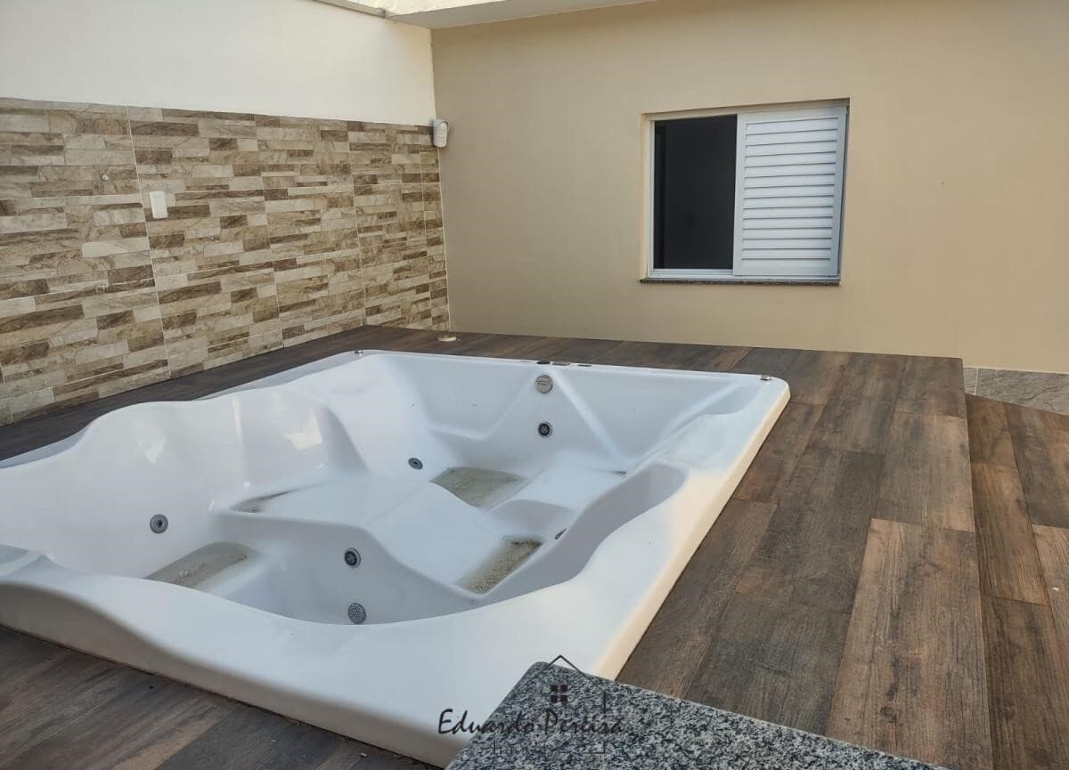 Casa com Jacuzzi para Venda no bairro Grandesp, localizado na cidade de Itanhaém / SP.