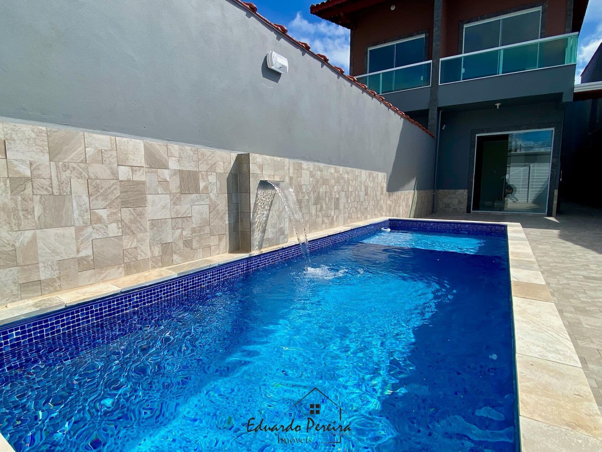 Sobrado á venda com piscina e churrasqueira no bairro Agenor de Campos,Mongagua /SP