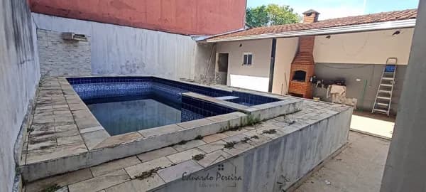 Casa á venda com churrasqueira e piscina 700 metros da praia no bairro Tupy, Itanhaém/SP