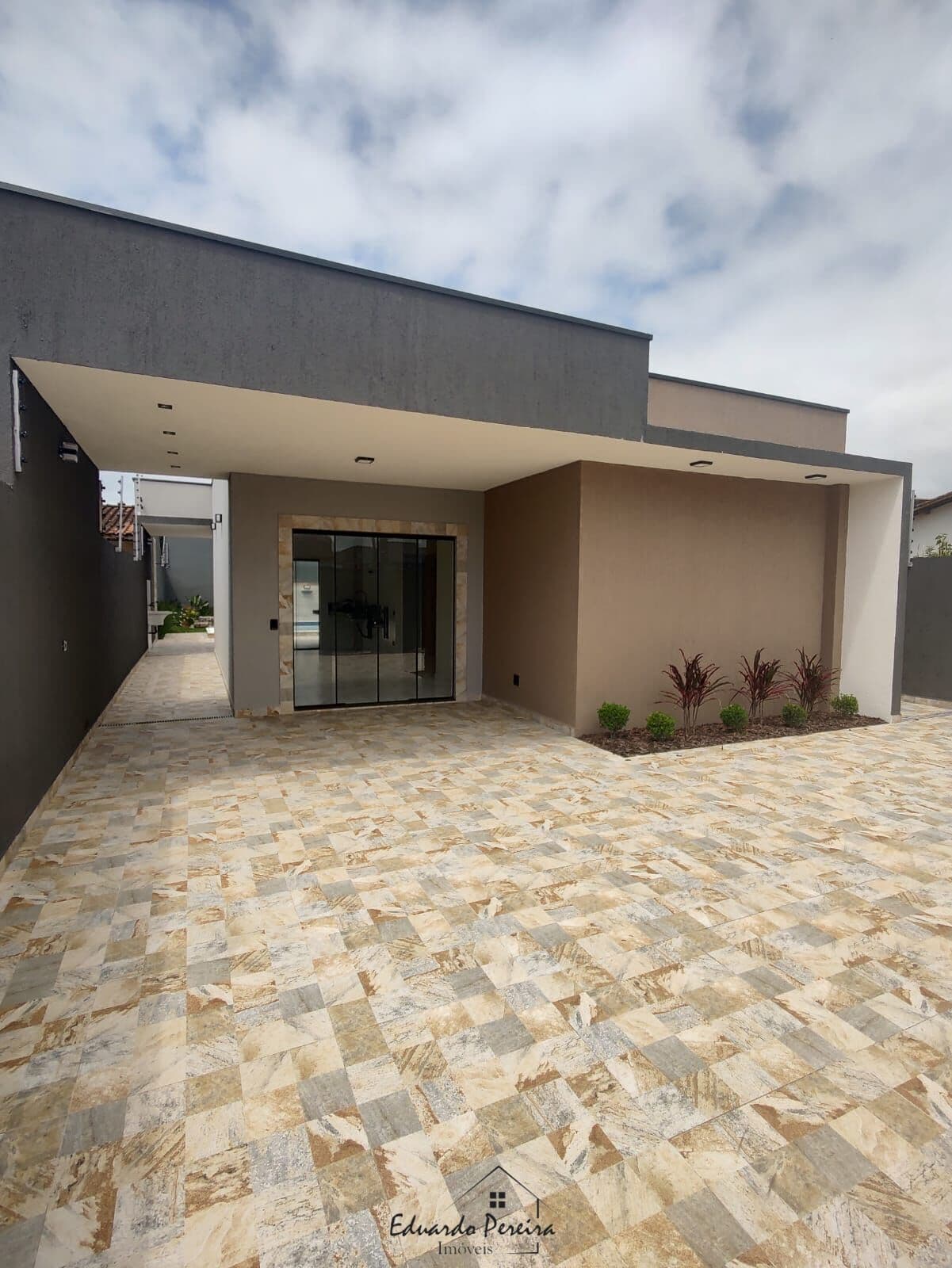 Casa á venda com píscina no bairro Jardim Regina, Itanhaém/SP