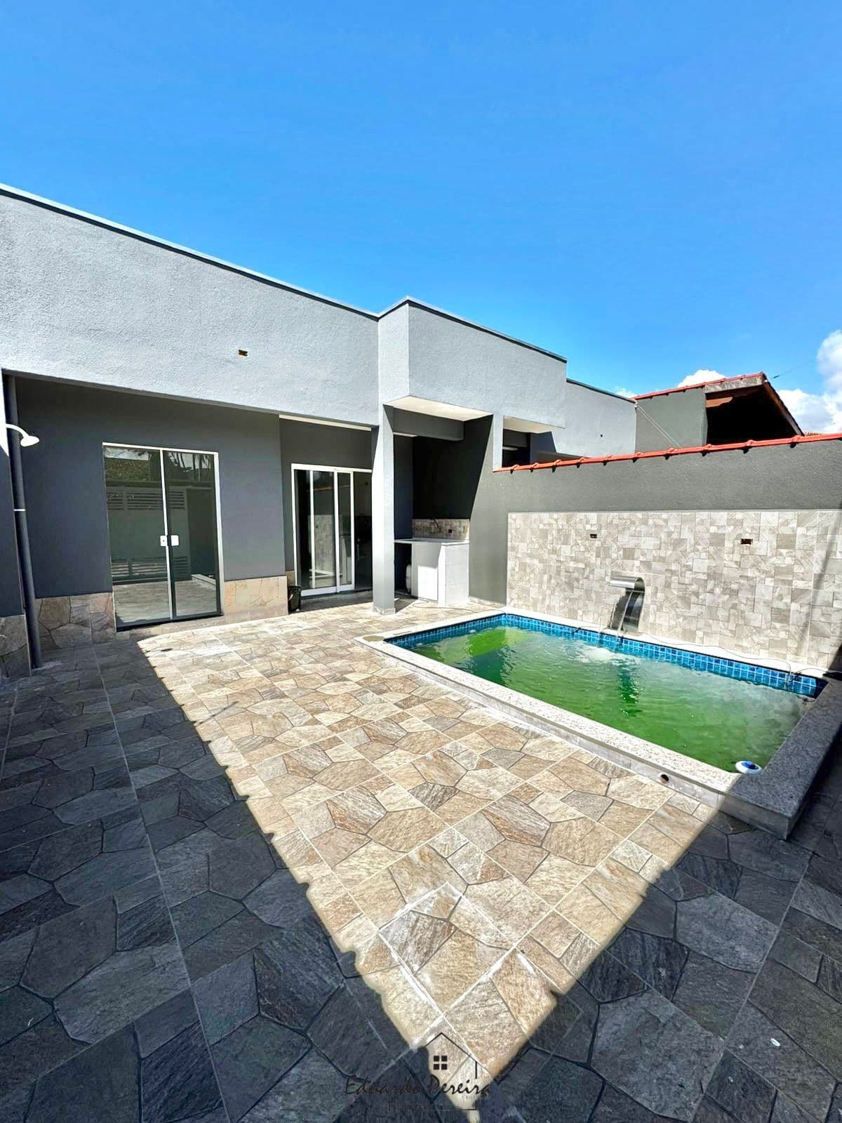 Casa á venda com piscina 50 metros da praia em Parque Balneario Comodoro, Mongaguá/SP