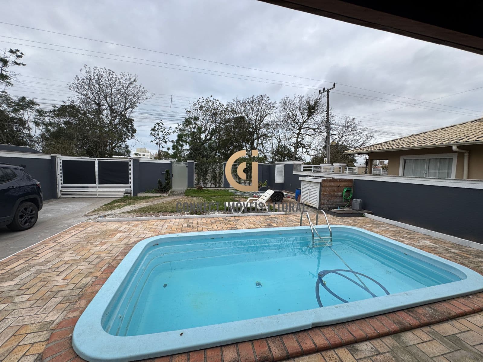 CASA AMPLA COM PISCINA