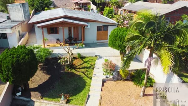 Residência espaçosa com terreno de 400,50m² no bairro tradicional de Campo Bom-RS