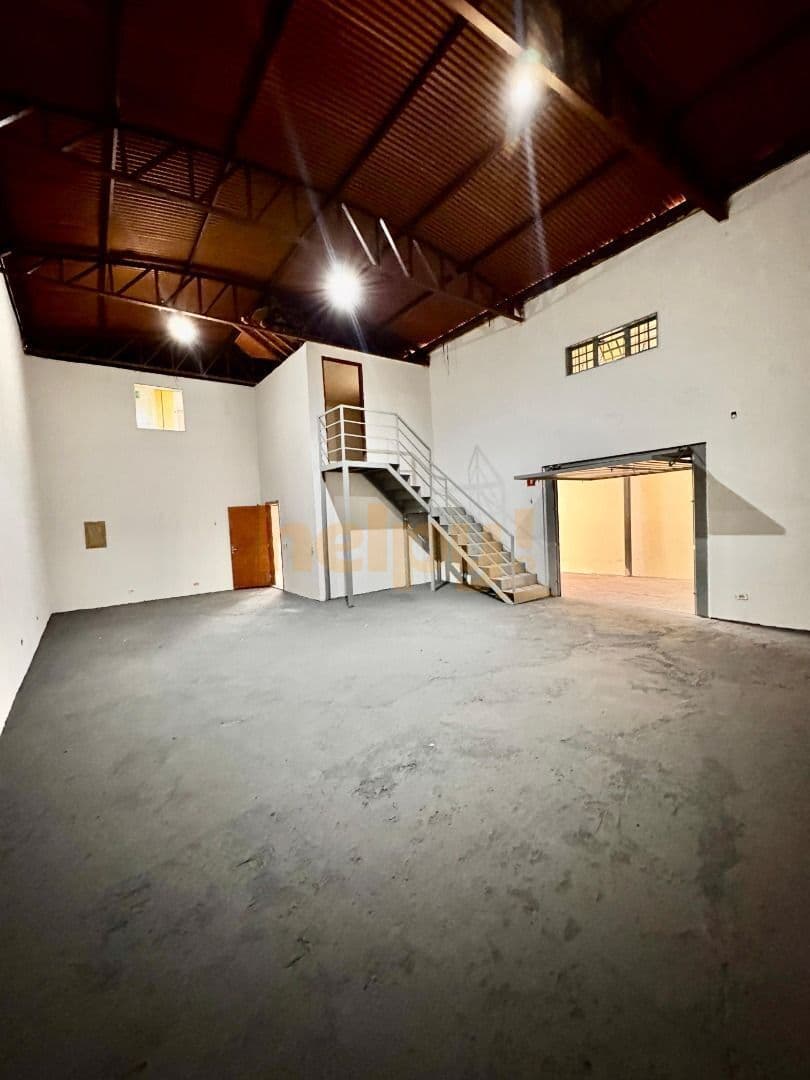 Aluga-se Salão Jardim Manoel Del Arco- São José do Rio Preto-SP Entre em contato através do Telefone: 17 99791-9973 R$ 4.500