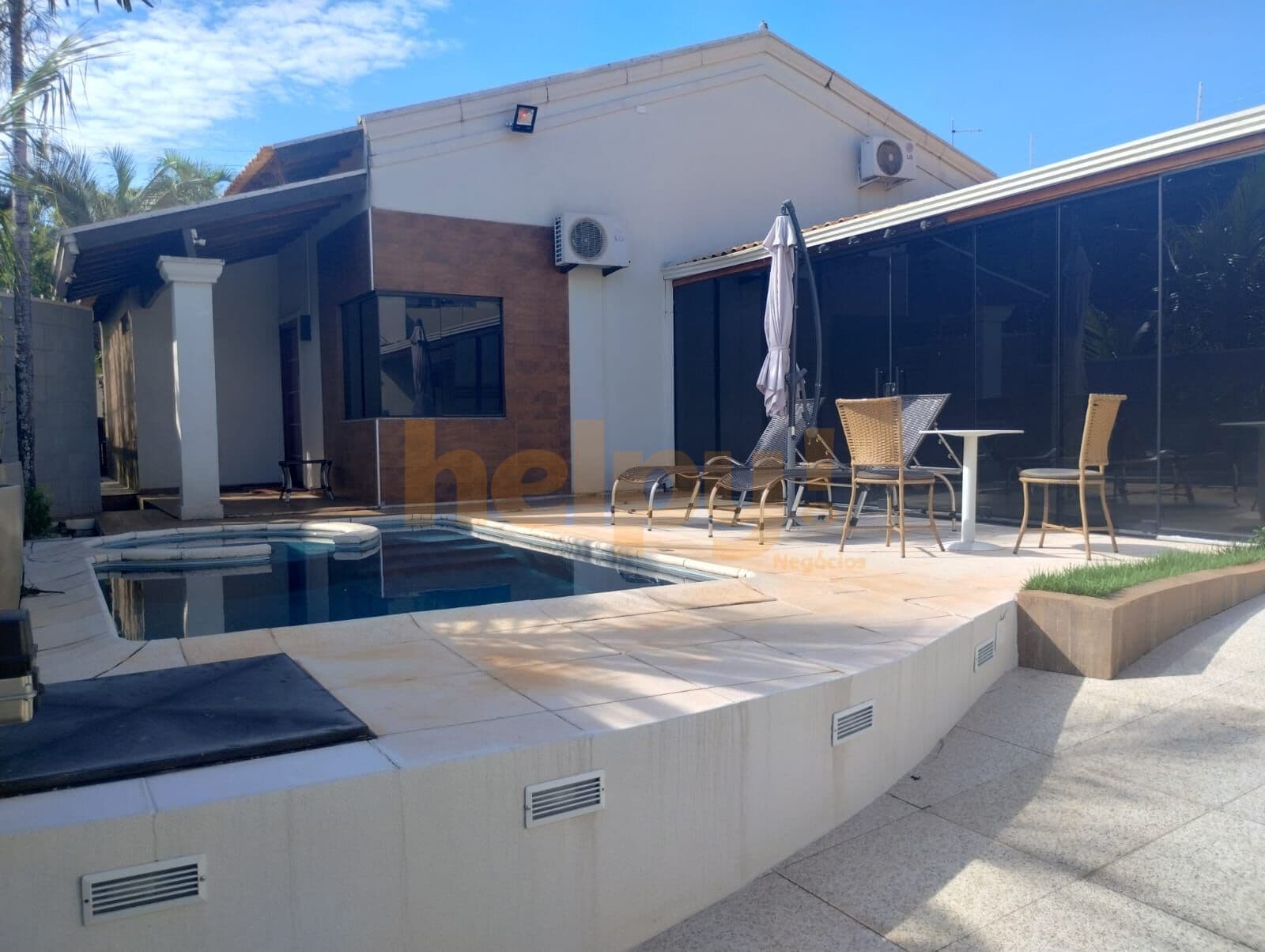 Vende-se casa em Engenheiro Schimidtt - SP Entre em contato através do Telefone: 17 99791-9973 R$950.000,00