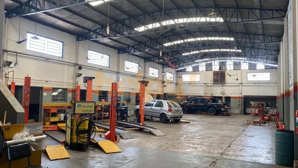Aluga-se Salão na Cidade Jardim- São José do Rio Preto-SP Entre em contato através do Telefone: 17 99791-9973 R$ 20.000