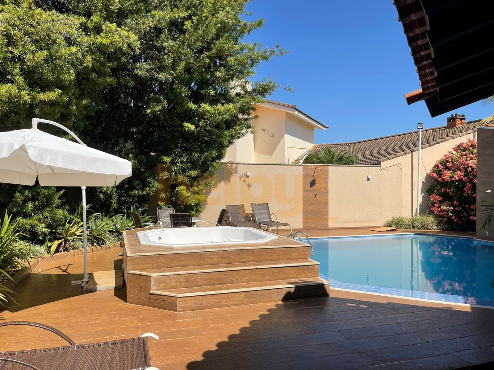 Vende-se Casa no Village Santa Helena / São José do Rio Preto-SP Entre em contato através do Telefone: 17 99791-9973 R$3.500.000,00