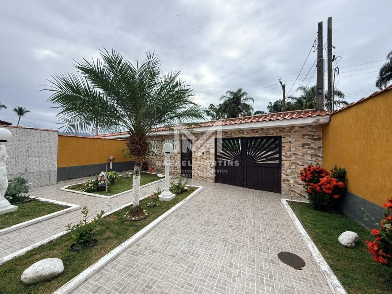 CASA ESTILO COLONIAL A 100 METROS DA PRAIA