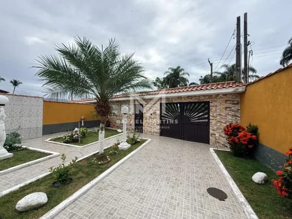 CASA ESTILO COLONIAL A 100 METROS DA PRAIA