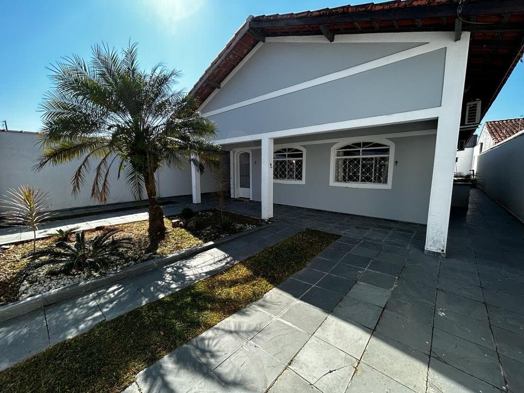 Casa à venda no bairro Jardim Britânia em Caraguatatuba/SP