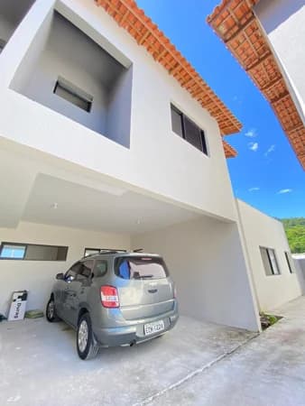 Sobrado à venda no bairro Cidade Jardim em Caraguatatuba/SP