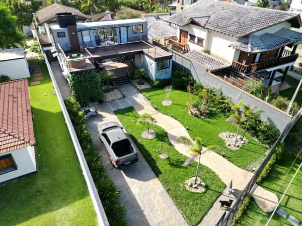 Sobrado à venda no bairro Massaguaçu em Caraguatatuba/SP