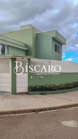 Sobrado de esquina com suíte, closet e área gourmet.