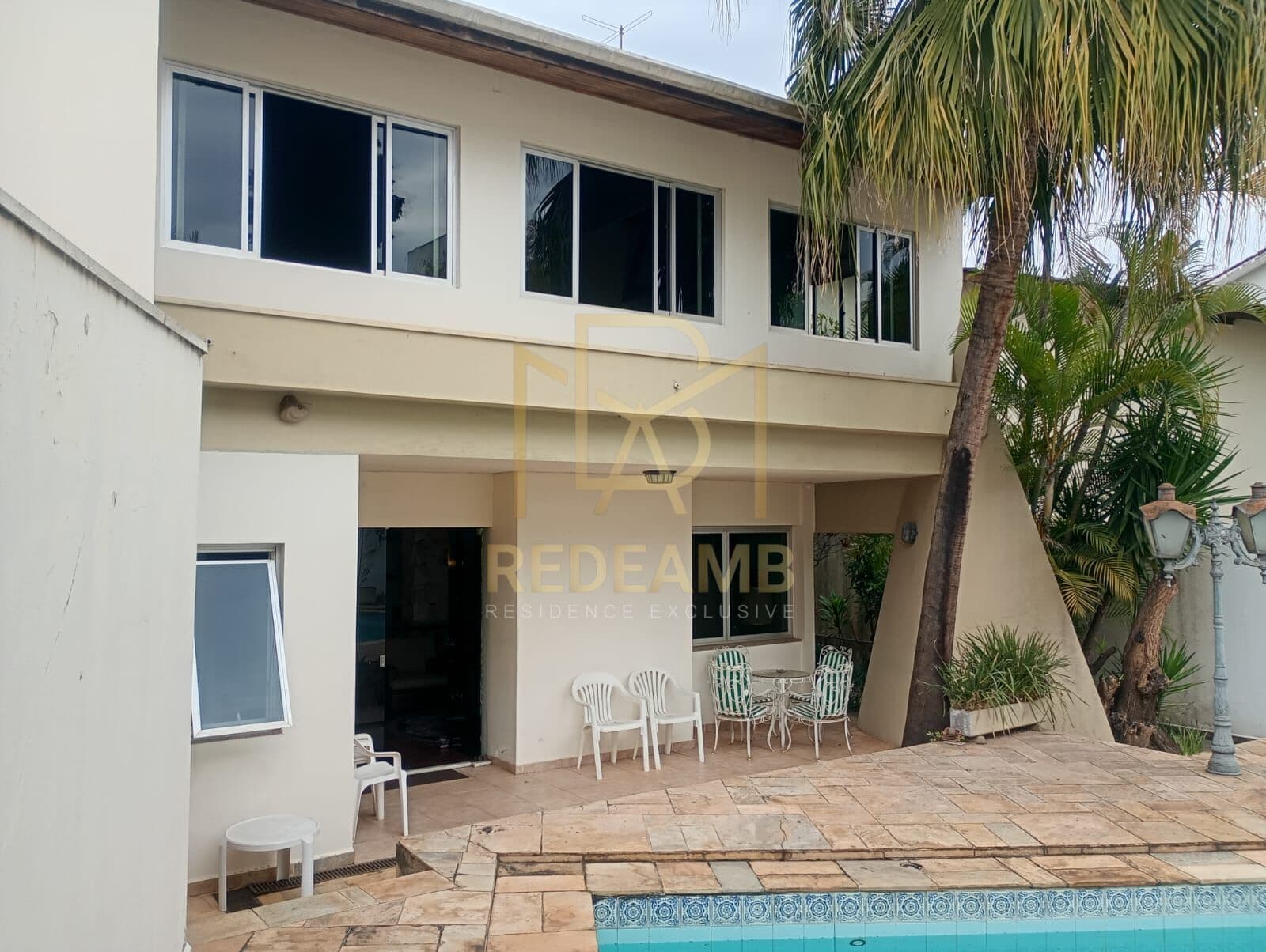Casa Espaçosa com 2 Dormitórios e 1 Suíte e Área Gourmet em Condomínio Exclusivo