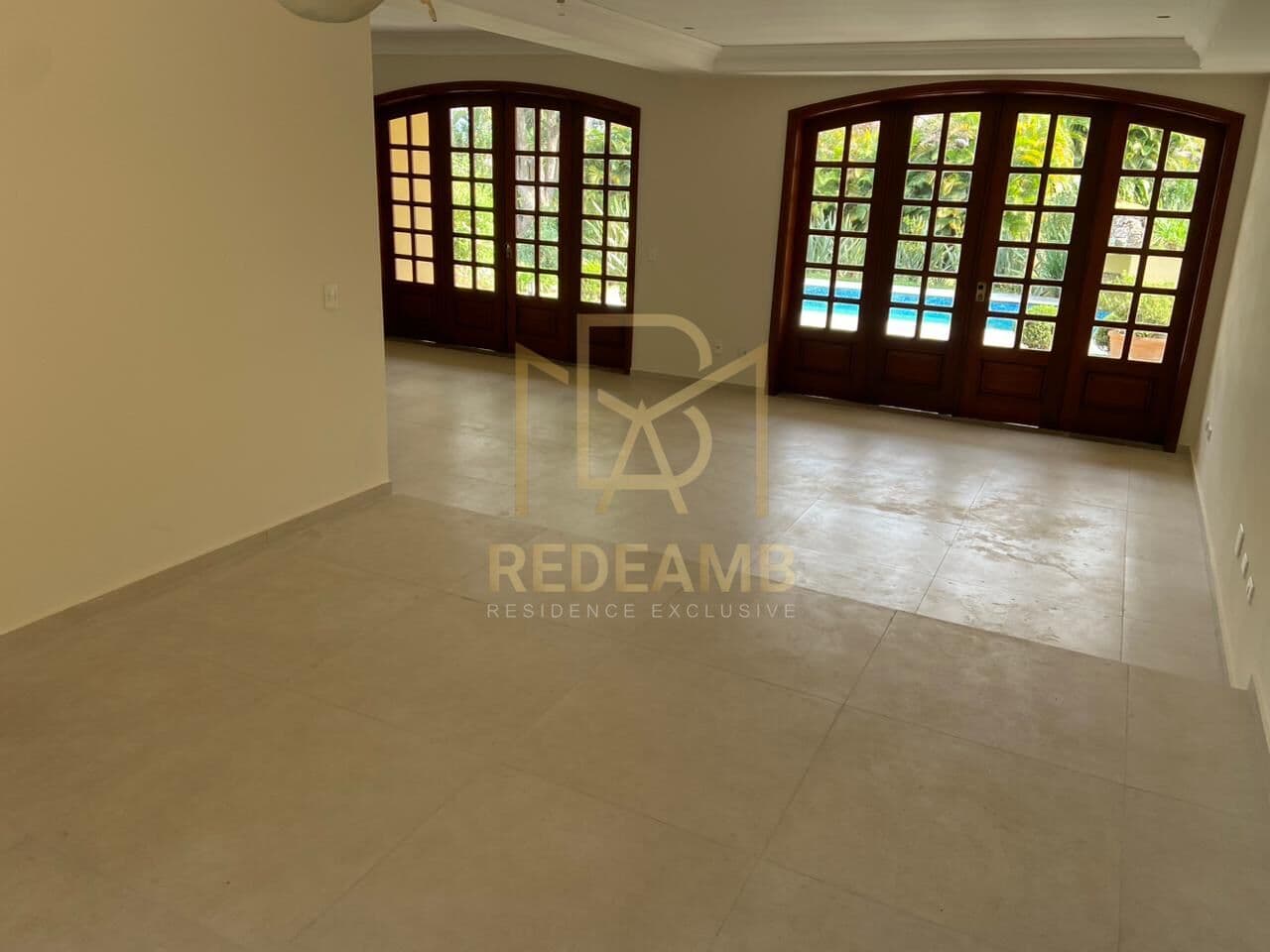 Casa Alto Padrão com 476 m², com 04 suítes, piscina e churrasqueira no Condomínio Residencial 6 - Alphaville - Santana de Parnaiba/SP