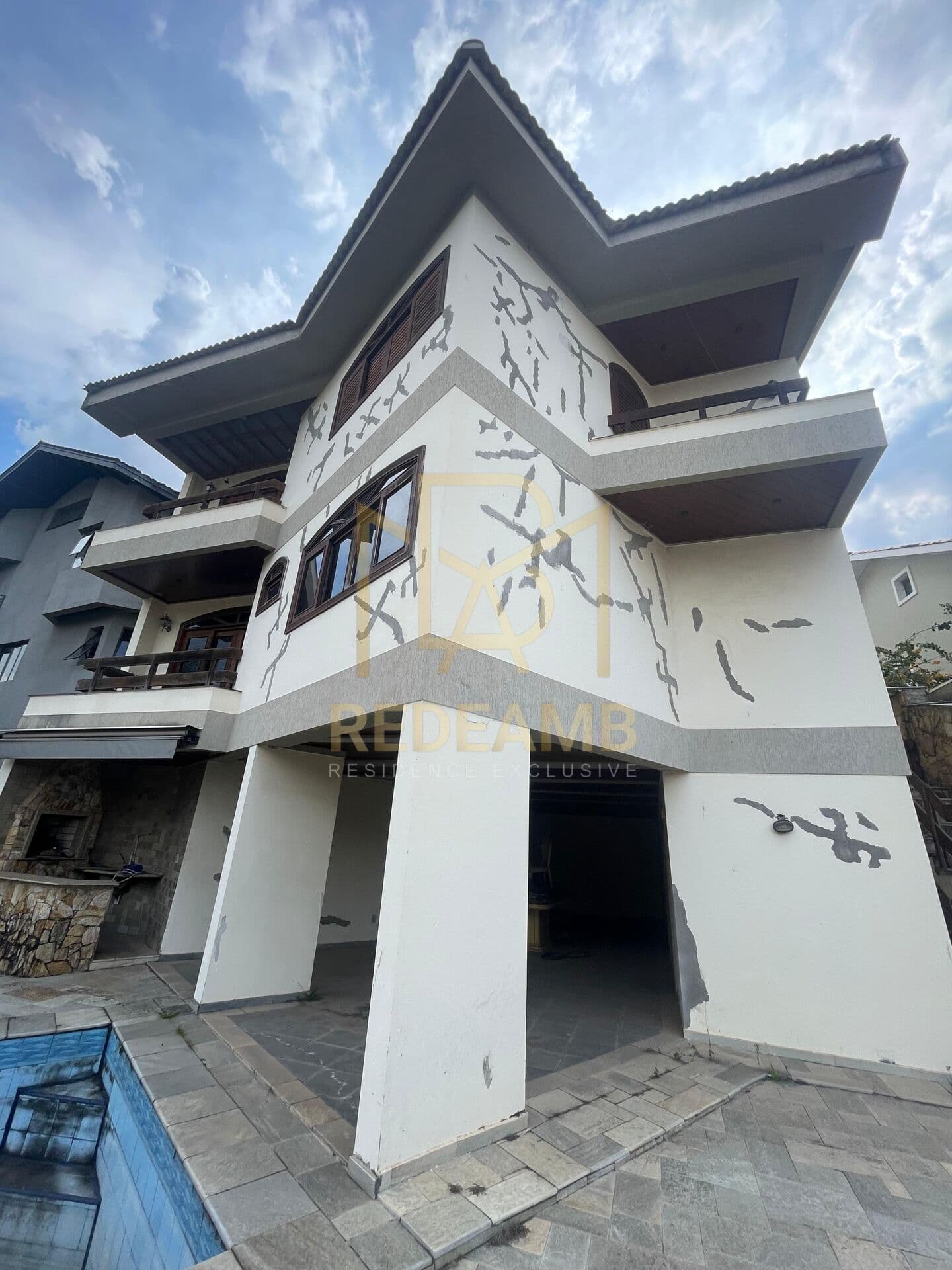 Oportunidade para Retrofit - Casa de Alto Padrão de 587,53m2 de área construída com 4 Suítes Master com Closet no Residencial 4 em Alphaville