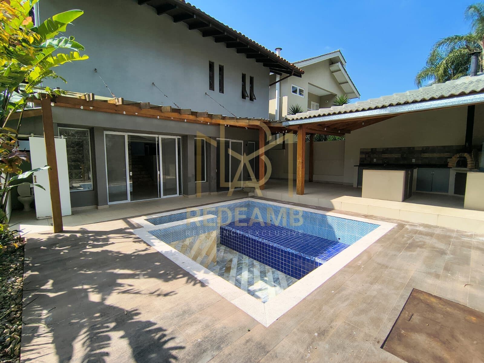 Casa de Luxo no Residencial 6 – 3 Suítes, Piscina e Área Gourmet