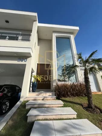 Casa Alto Padrão com 4 Suítes, Piscina e Energia Solar