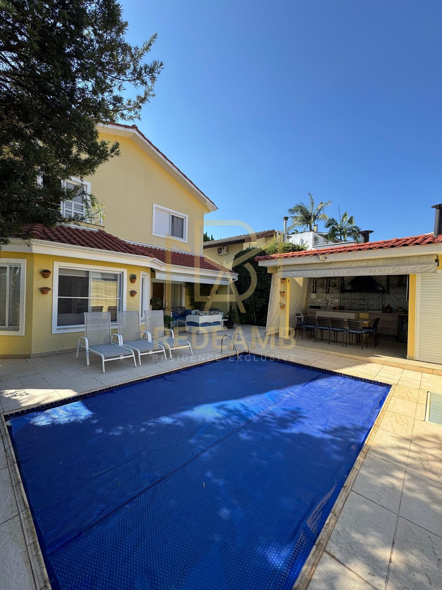 Casa Alto Padrão a Venda ou Permuta com 300m2 , 4 dormitórios sendo 2 suítes no Residencial 4 em Alphaville/SP