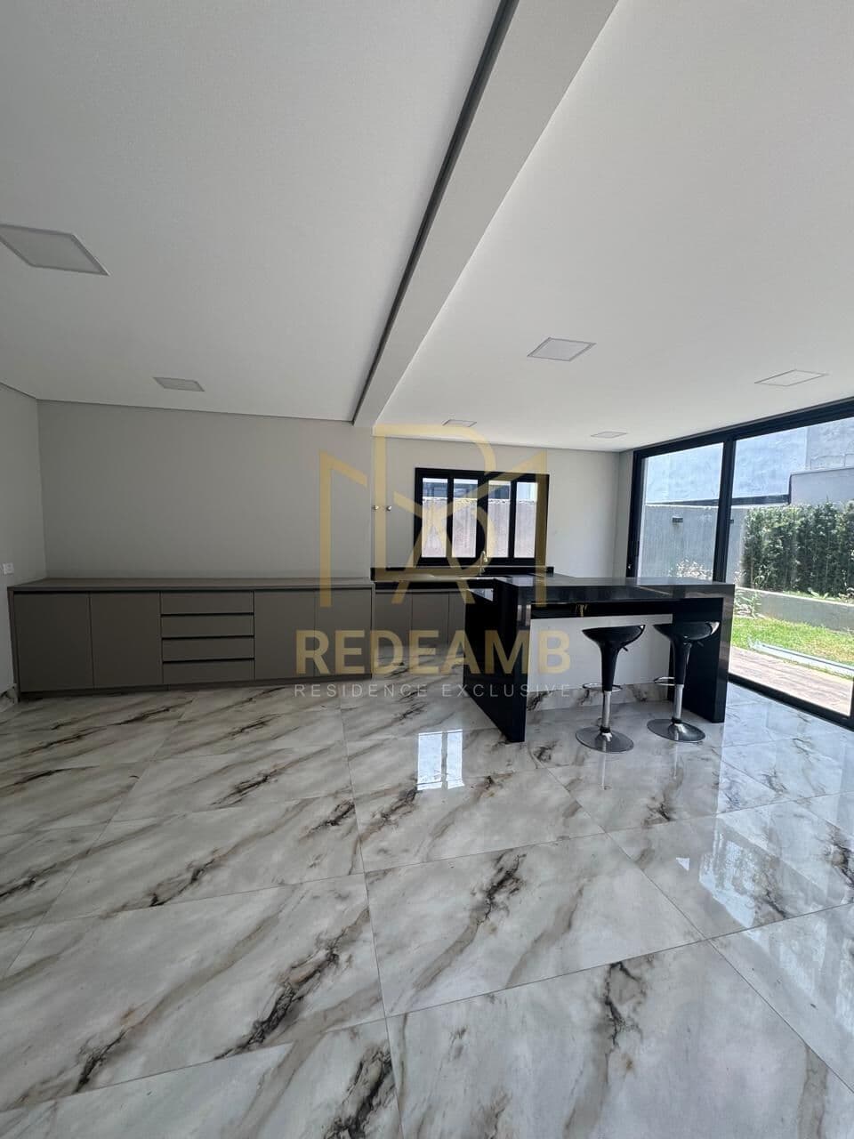 Casa Alto Padrão a Venda com 420 m² com 04 dormitórios, sendo 02 suítes com closed, piscina no Condomínio Itahyê em Santana de Parnaiba/SP