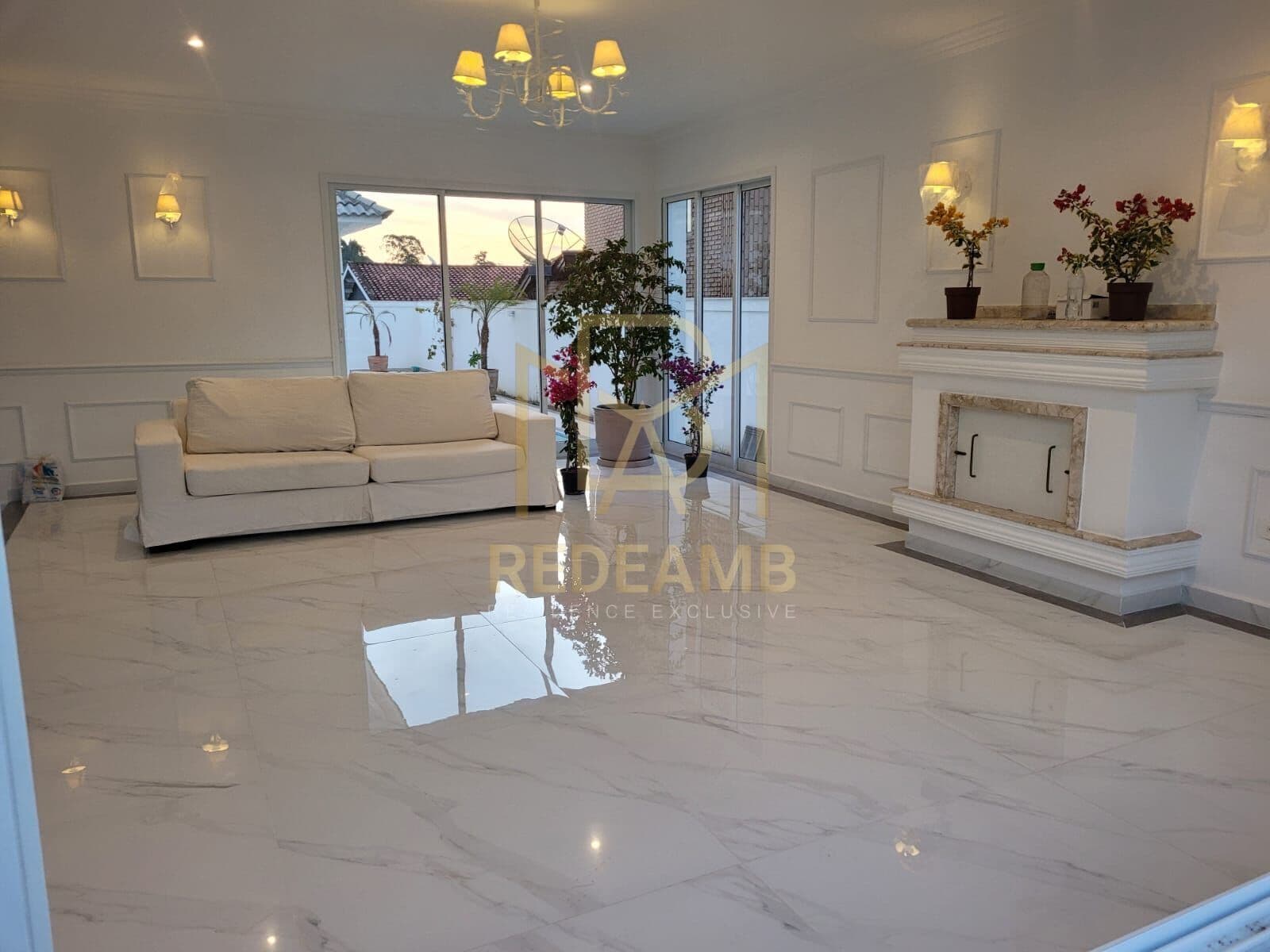 Casa Alto Padrão para locação com 450m², 04 suítes no Condomínio Morada das Flores na Aldeia da Serra - Santana de Parnaíba-SP