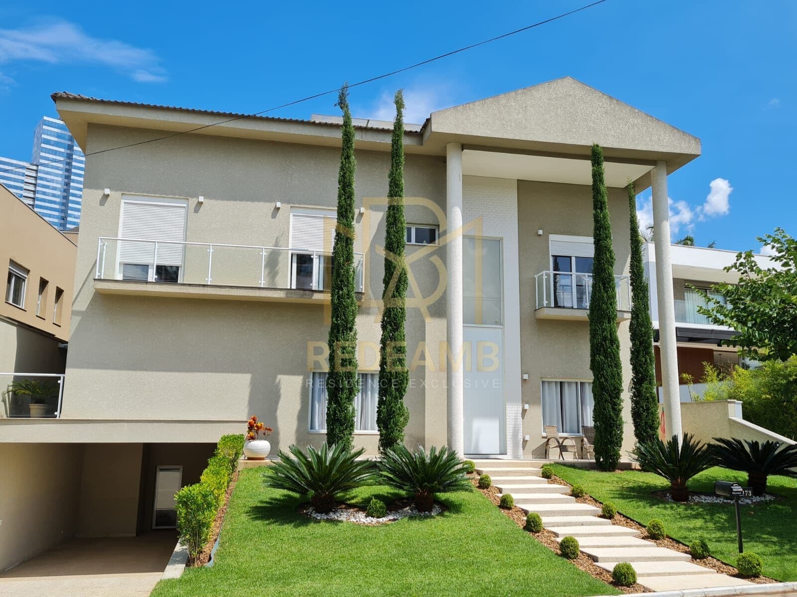 Casa de Luxo no Alpha Conde em Alphaville – 5 Suítes, Pé Direito Duplo e Espaço Gourmet
