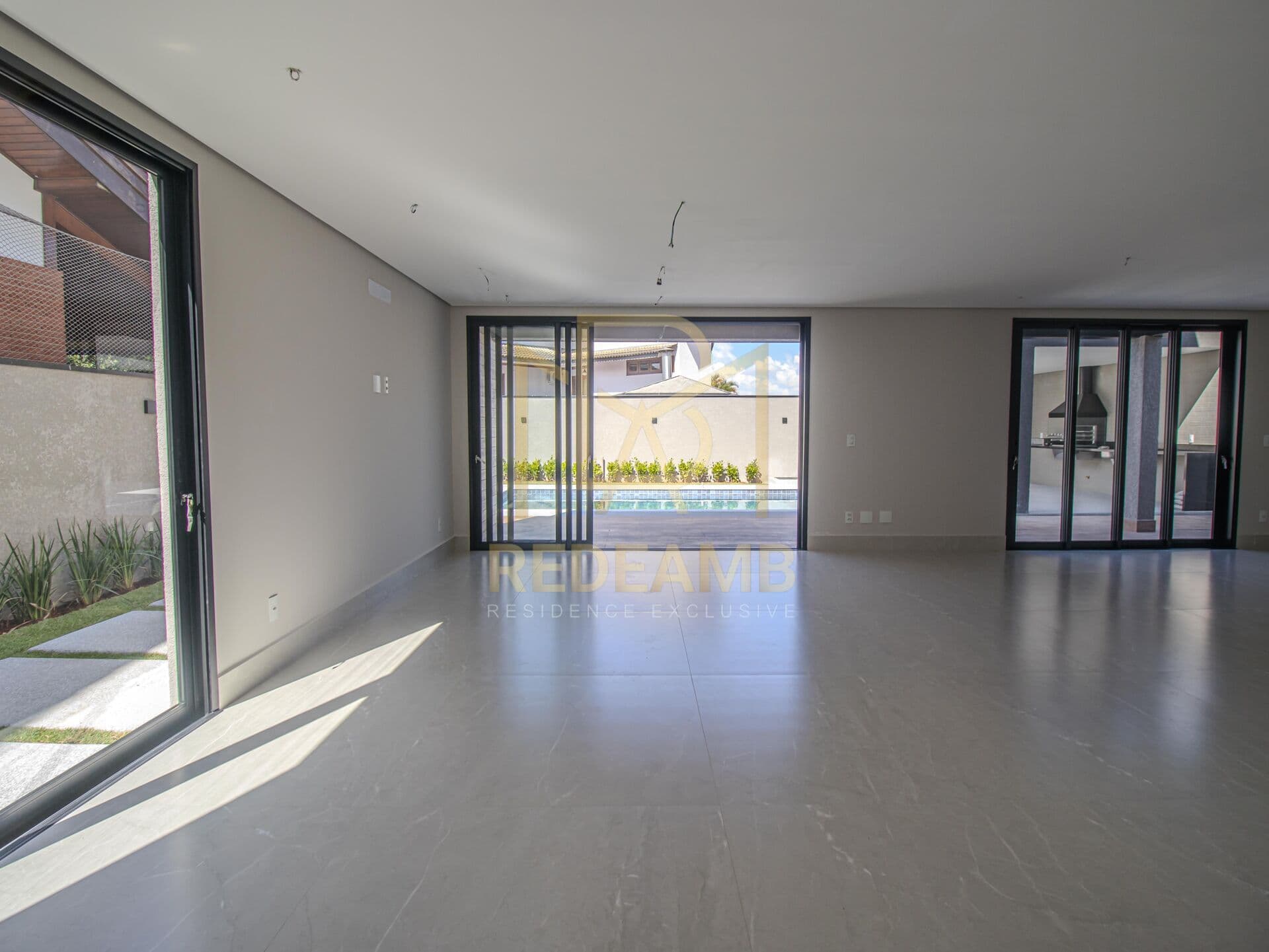 Casa Alto Padrão com 351,01 m² com 04 dormitórios, sendo 04 suites - Condomínio Residencial 6 - Alphaville - Santana de Parnaíba/SP