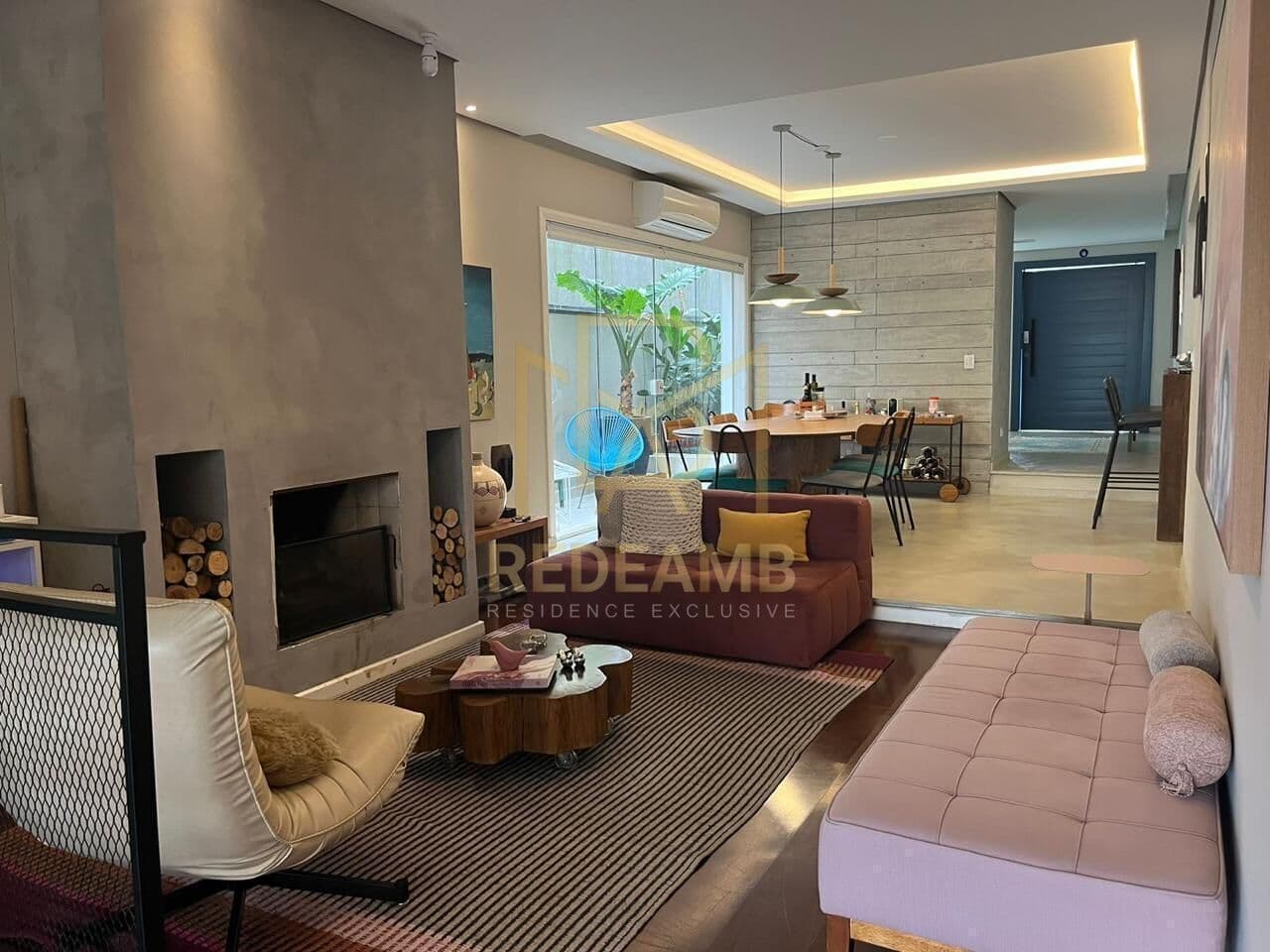 Casa Alto Padrão com 350m², 03 dormitórios, sendo 01 suíte - Condomínio Residencial 4 - Alphaville - Santana de Parnaíba/SP
