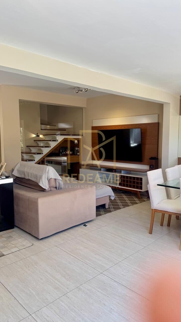 Casa Alto Padrão 3 dormitórios sendo 1 suíte e sotão como quarto.