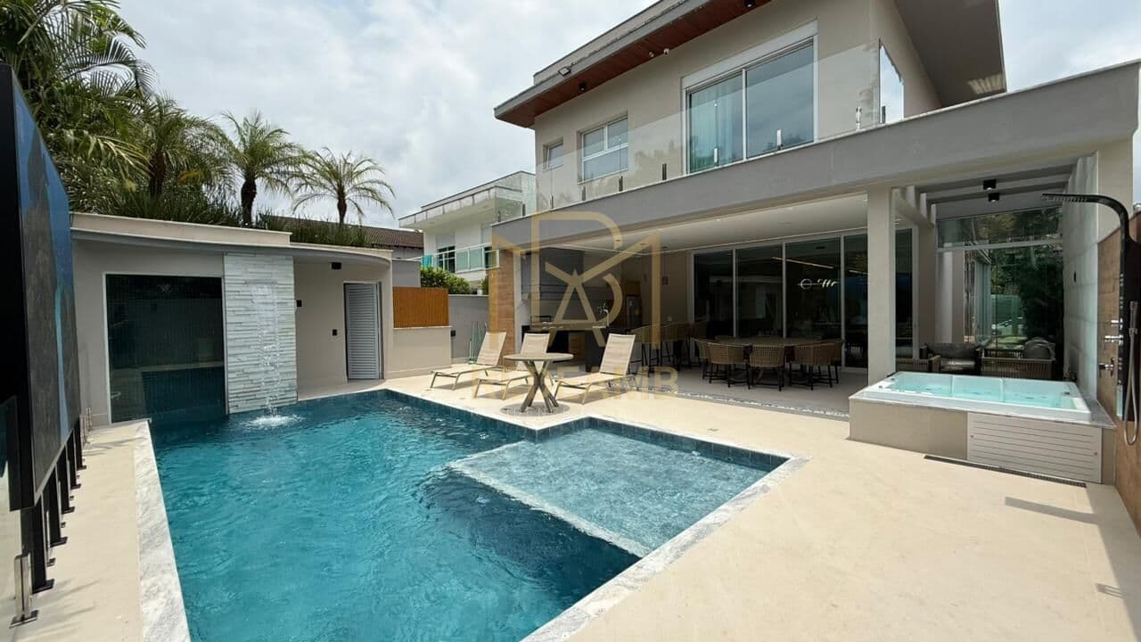 Casa Alto Padrão à venda com 380 m², 05 suítes e piscina aquecida no condomínio Riviera de São Lourenço - Bertioga/SP